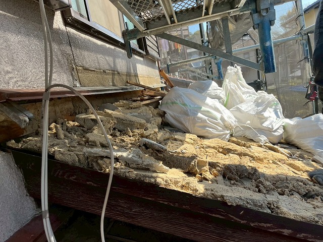 下屋根の瓦を撤去